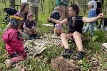 průvodkyně s rodiči a dětmi v lese