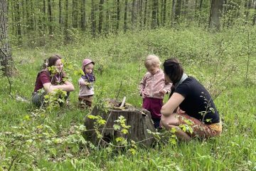 rodiče s dětmi v lese během jarních setkávání se Machančat